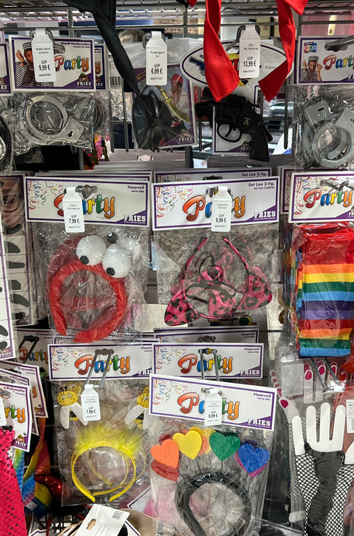 Aufsteller mit Accesoires zum Verkleiden im EDEKA-Deckenbach-Markt