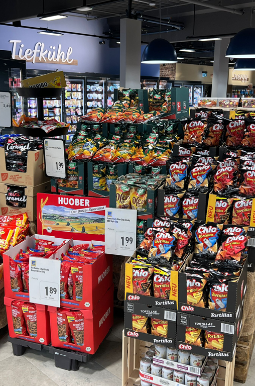 Aufsteller mit Chips und Snacks zu Fastnacht