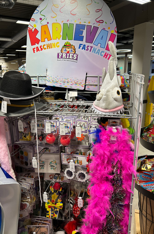 Aufsteller mit Accesoires zum Verkleiden im EDEKA-Deckenbach-Markt