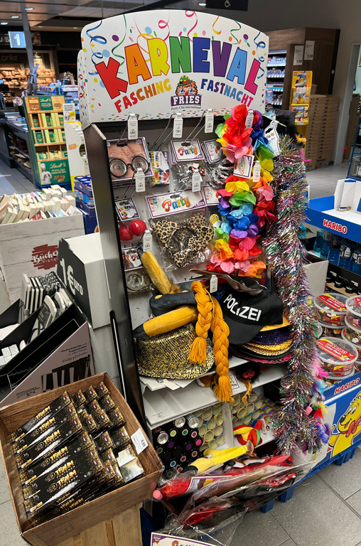 Aufsteller mit Accesoires zum Verkleiden im EDEKA-Deckenbach-Markt