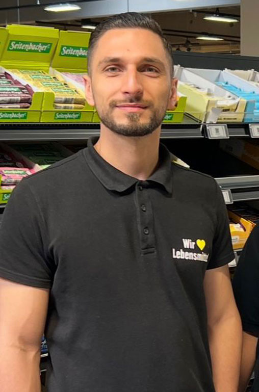 Deniz Yolcu (28), ist seit Oktober 2025 Marktleiter bei EDEKA Deckenbach in der Königsberger Straße